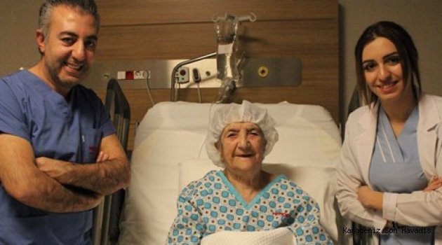 112 yaşındaki hasta kapalı ameliyatla böbrek taşından kurtuldu