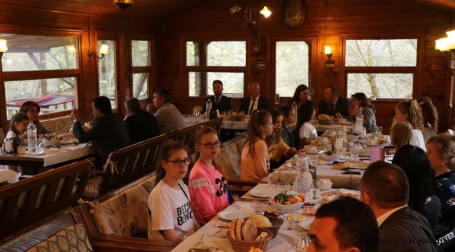 Başkan Köse, Misafir Öğrencilerle Yemekte Buluştu
