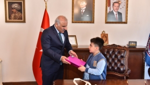 Başkan Zorluoğlu'ndan Minik Talha'ya 23 Nisan Jesti