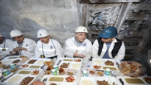 Enerji ve Tabii Kaynaklar Bakan Yard. Cansız ve Vali Bektaş Madencilerin İftar Sofrasına Konuk Oldular