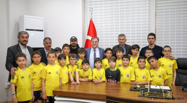ERCİYESSPOR’LU MİNİKLER, BAŞKAN BİLAL ÖZDOĞAN’I ZİYARET ETTİ