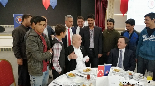 TÜRK-İŞ KAĞIT ATIK TOPLAYICILARINA İFTAR VERDİ