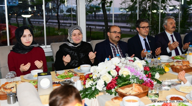 Vali Ustaoğlu ve Eşi Şenay Ustaoğlu Sevgi Evlerinde Kalan Çocuklarla İftar Yaptı