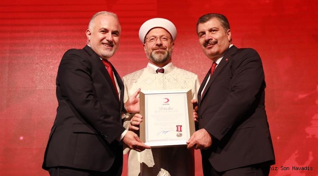 Kızılay bağışçılarına törenle madalya verdi
