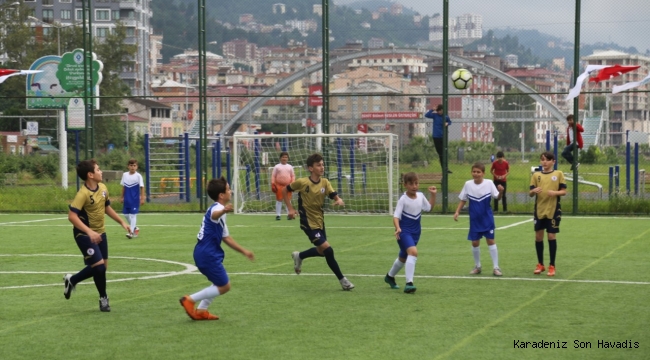Çay ve Yaz Sporları Festivali minikler futbol turnuvasıyla başladı