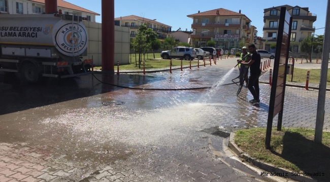 “Karasu’da Temizlik ve Yol Yıkama Çalışmaları Devam Ediyor”