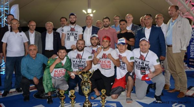 Bayraktepe Arena'da Kick Boks fırtınası nefesleri kesti