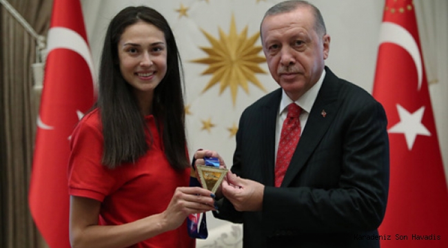 Cumhurbaşkanı Erdoğan, iki kez dünya şampiyonu olan tekvandocu İrem Yaman'ı kabul etti