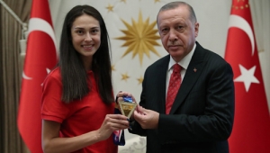Cumhurbaşkanı Erdoğan, iki kez dünya şampiyonu olan tekvandocu İrem Yaman'ı kabul etti