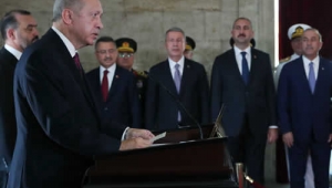 Cumhurbaşkanı Erdoğan, Yüksek Askerî Şûra üyeleriyle birlikte Anıtkabir'i ziyaret etti
