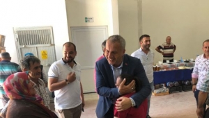 Hendek Belediye Başkanı Turgut Babaoğlu, Yeşilyurt Pazar Yeri’ni ziyaret ederek esnaf ve vatandaşlarla bayramlaştı.