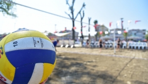 Karasu’da Etkinlikler Plaj Voleybolu ve Sokak Futbolu ile Devam Etti