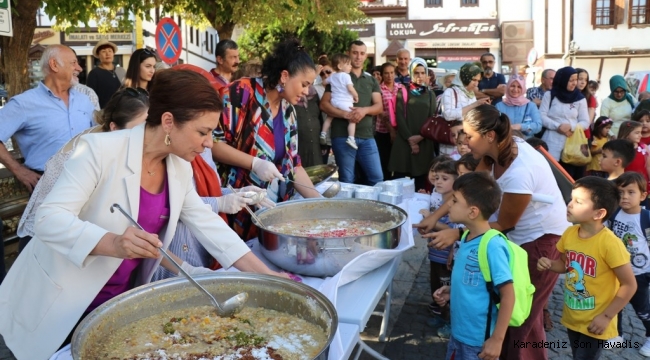 Başkan Köse Vatandaşlara Aşure İkram Etti