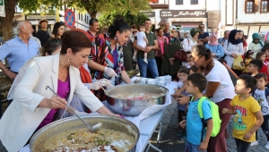 Başkan Köse Vatandaşlara Aşure İkram Etti