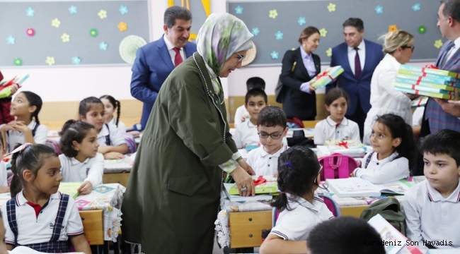 Emine Erdoğan, geri dönüşümden elde edilen defterleri öğrencilere dağıttı