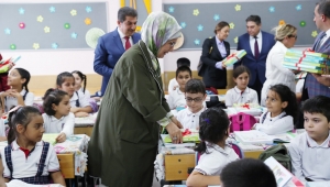 Emine Erdoğan, geri dönüşümden elde edilen defterleri öğrencilere dağıttı