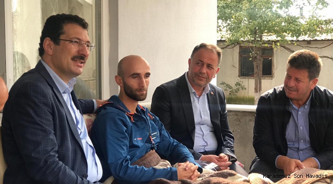 Ali İhsan Yavuz, Barış Pınarı Harekatı'nda yaralanan Uzman Çavuş Kumaş'ı baba evinde ziyaret etti