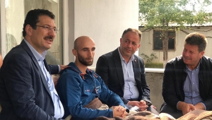Ali İhsan Yavuz, Barış Pınarı Harekatı'nda yaralanan Uzman Çavuş Kumaş'ı baba evinde ziyaret etti