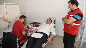 Başkan İshak Sarı, AK Parti Karasu İlçe Teşkilatı ile Birlikte Kızılay’a Kan Bağışında Bulundu.