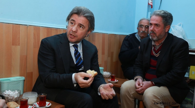 Kültür ve Turizm Bakan Yardımcısı Misbah Demircan çay ocağında vatandaşlarla çay içti.