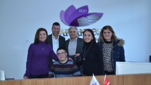Down Sendromlu Emre İşe Başladı