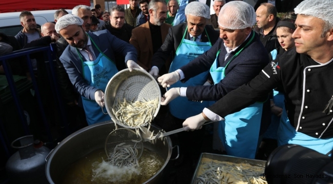 RİZE BELEDİYESİ’NDEN HAMSİ FESTİVALİ; 2,5 TON HAMSİ İKRAM EDİLDİ