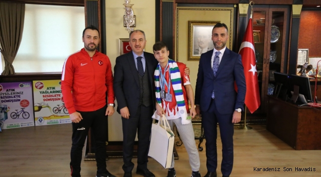 Başkan Metin'den, Judocu gence tebrik