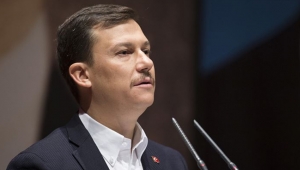O milletvekili kılıklı soytarı ve bütün dünya bilmeli ki ay yıldızlı al bayrağımız ilelebet mavi gökleri süslemeye devam edecek