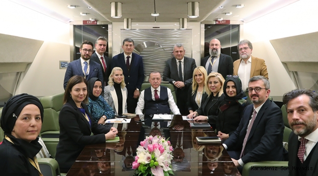 Cumhurbaşkanı Erdoğan, Ukrayna dönüşü uçakta gazetecilerin sorularını yanıtladı