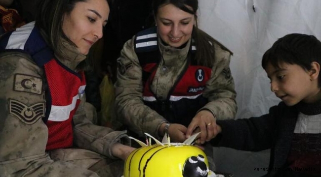 Jandarma'dan Deprem Çadırında Doğum Günü Sürprizi
