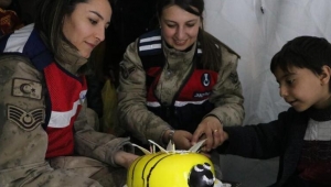 Jandarma'dan Deprem Çadırında Doğum Günü Sürprizi