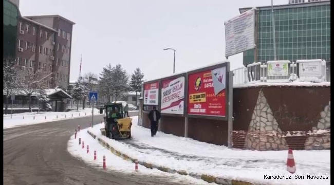 Kar Temizleme Çalışmaları Okul Bahçelerinde de Devam Ediyor