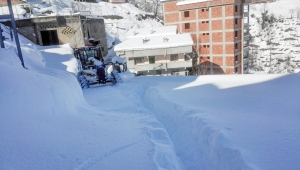 Trabzon Büyükşehir Belediyesi karla mücadele çalışmalarını aralıksız olarak sürdürüyor.