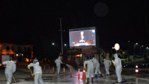 HENDEK' DE KÖŞE BUCAK KÖPÜKLÜ SUYLA YIKANIYOR