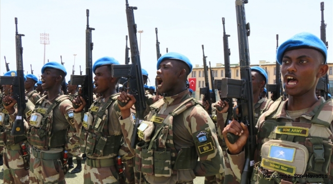 Komando Temel Eğitimi Alan Somali Askerleri için Mogadişu’da Somali Silahlı Kuvvetlerine Teslim Töreni Gerçekleştirildi