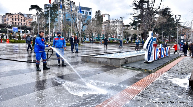 TRABZON’DA CADDE VE SOKAKLAR KORONAVİRÜSE KARŞI TEMİZLENİYOR