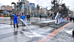 TRABZON’DA CADDE VE SOKAKLAR KORONAVİRÜSE KARŞI TEMİZLENİYOR