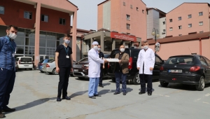 BAŞKAN RAHMİ METİN’DEN SAĞLIK ÇALIŞANLARINA TATLI İKRAMI