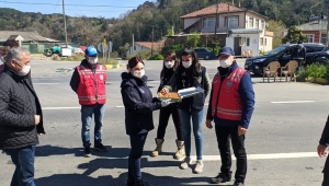 Kdz. Ereğli’de görevi başında olan polislere Belediye tatlı ikramında bulundu.