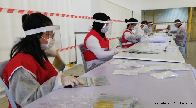 Kızılay gönüllüleri maske paketliyor
