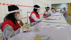 Kızılay gönüllüleri maske paketliyor