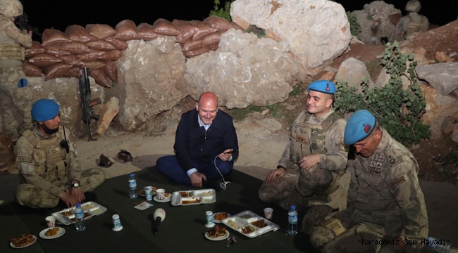 Bakan Soylu, Namaz Dağı Üs Bölgesi'nde askerler ile mevzide iftar yaptı