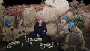 Bakan Soylu, Namaz Dağı Üs Bölgesi'nde askerler ile mevzide iftar yaptı