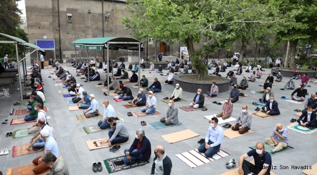 MELİKGAZİ BELEDİYESİ CUMA NAMAZINDA TEK KULLANIMLIK SECCADE VE MASKE DAĞITTI