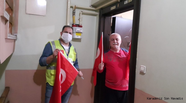 Rize'de Binlerce Türk Bayrağı Dağıtıldı