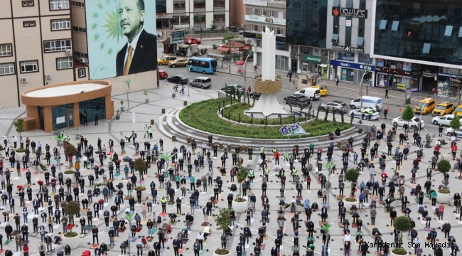 Rize’de Sosyal Mesafe Kurallarına Uyularak Cuma Namazı Kılındı