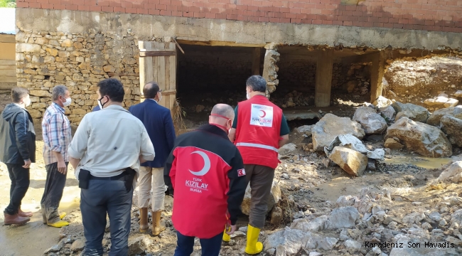 Kızılay sel mağdurlarının yanında