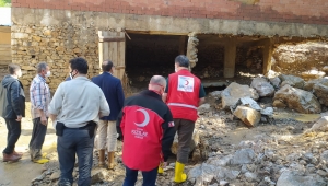 Kızılay sel mağdurlarının yanında