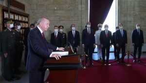 Cumhurbaşkanı Erdoğan, Yüksek Askerî Şûra üyeleriyle birlikte Anıtkabir’i ziyaret etti