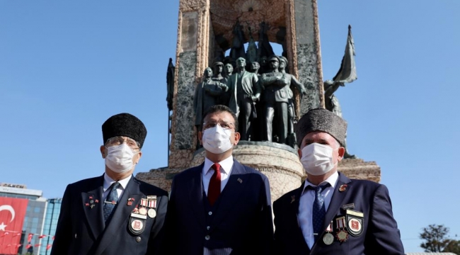 BAŞKAN İMAMOĞLU ZAFER BAYRAMI İÇİN TAKSİM’DEYDİ